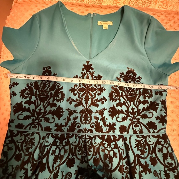 Elegant Teal with Black Velvet Dress - Picture 4 of 6